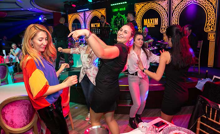 gazino_konsepti_ile_mudavimleri_her_gecen_gun_artan_maxim_royalde_muzik_ve_sov_bir_arada_sunuluyor_h68978_10c01